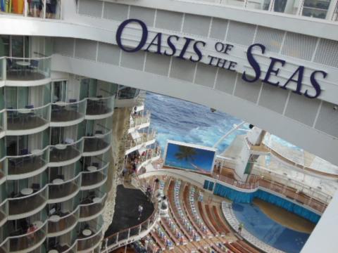 Oasis of the Seas, Aqua Theatre